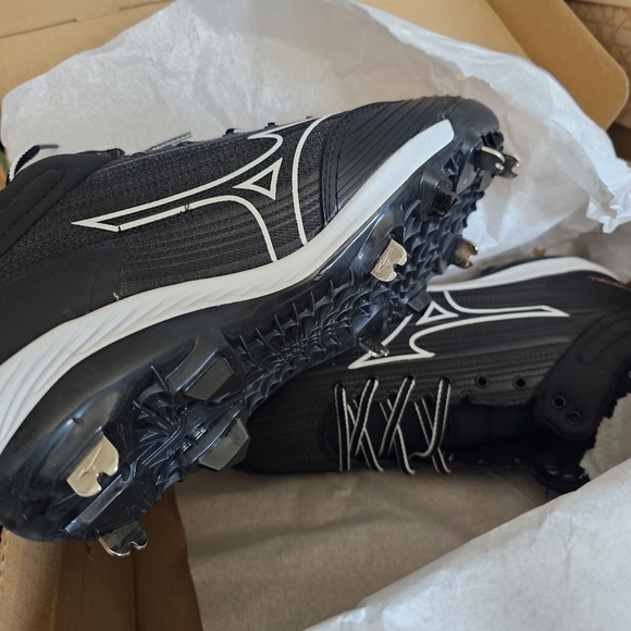MIZUNO SWEEP 6 MID WOMEN'S METAL SOFTBALL CLEAT Tough and incredibly lightweight - Picture 2 of 16